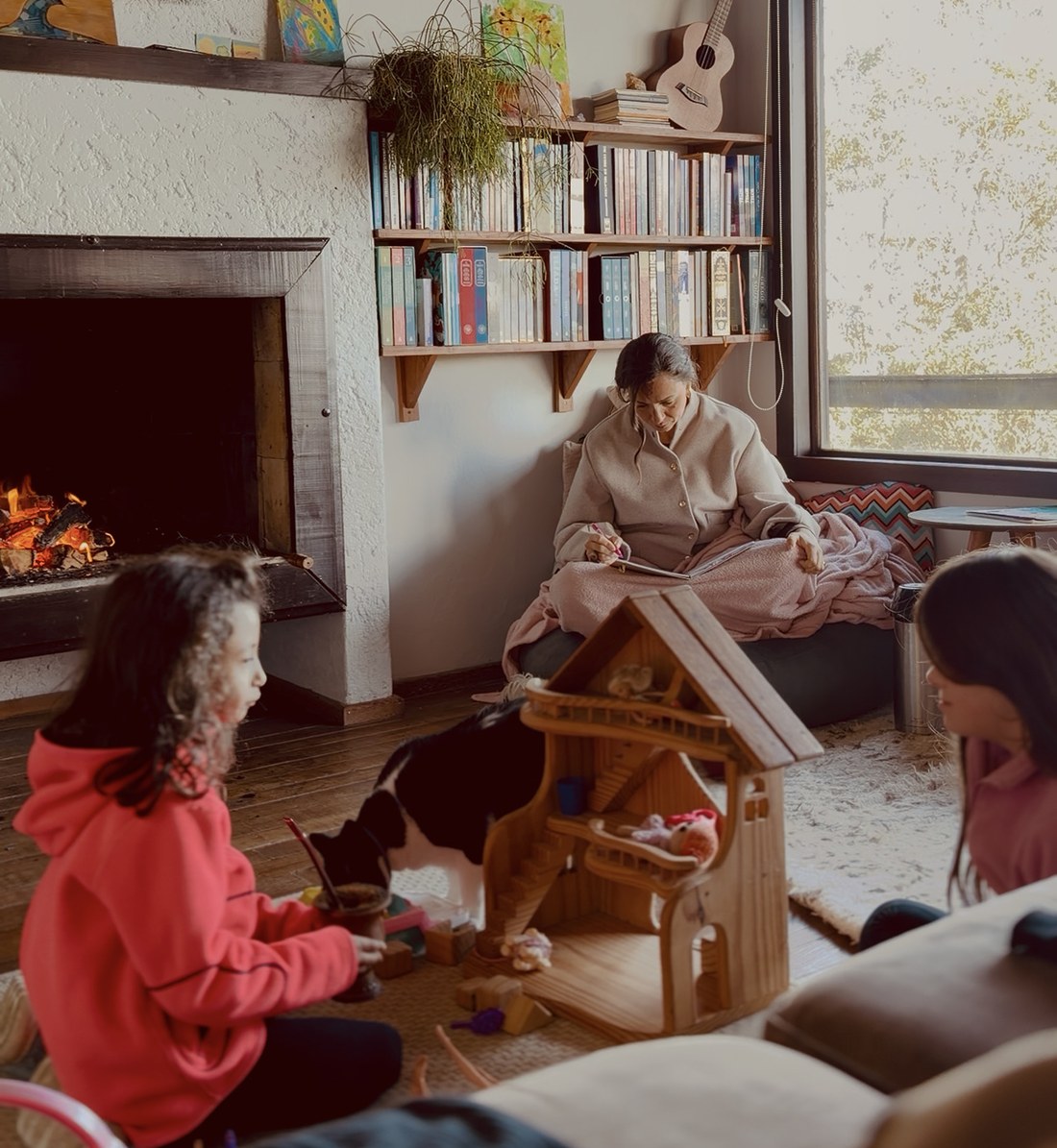 Mirela em casa com os filhos